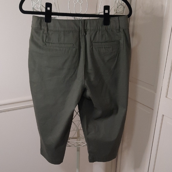 St. John's Bay Olive Green Capri Pants - Picture 3 of 7